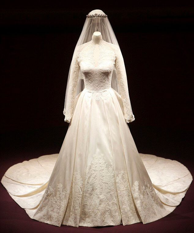 Dù mang tính kinh điển nhưng váy cưới của Công nương Diana bị đánh giá có  rất nhiều vấn đề