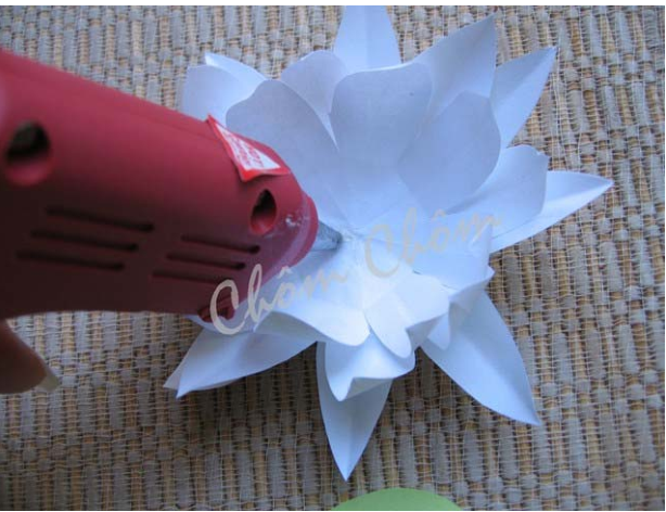 Các kiểu cắt hoa giấy đẹp: Làm cách nào để cắt những hình lục giác trong các bông hoa tím?